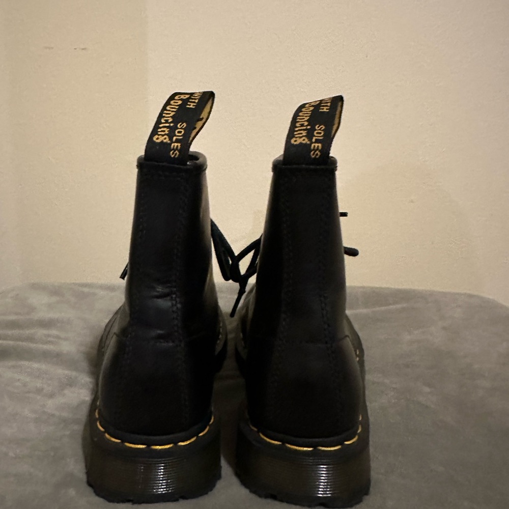 Classic Dr. Martin Black Leather Boot - womens size 8 - Picture 2 of 2
